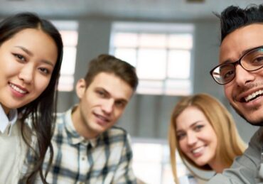 Cara Mengoptimalkan Portofolio Mahasiswa dengan Keterampilan Presentasi Berbahasa Inggris dari EF EFEKTA English for Adults