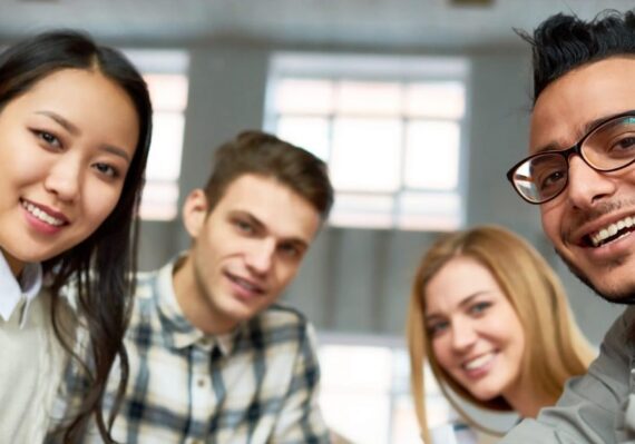 Cara Mengoptimalkan Portofolio Mahasiswa dengan Keterampilan Presentasi Berbahasa Inggris dari EF EFEKTA English for Adults