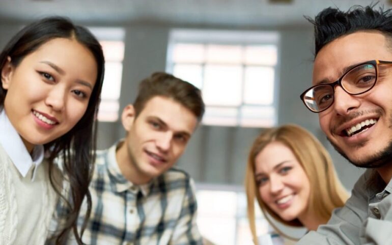 Cara Mengoptimalkan Portofolio Mahasiswa dengan Keterampilan Presentasi Berbahasa Inggris dari EF EFEKTA English for Adults