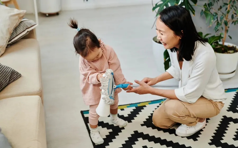 Cara membangun disiplin anak dengan mengajak merapikan mainan bersama secara ceria di ruang keluarga