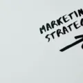 Ilustrasi strategi cara mengembangkan bisnis melalui perencanaan matang dan analisis pasar digital