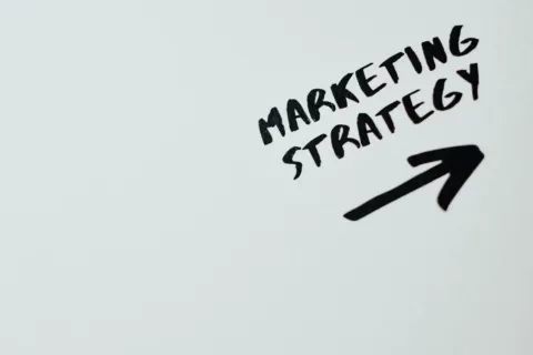 Ilustrasi strategi cara mengembangkan bisnis melalui perencanaan matang dan analisis pasar digital