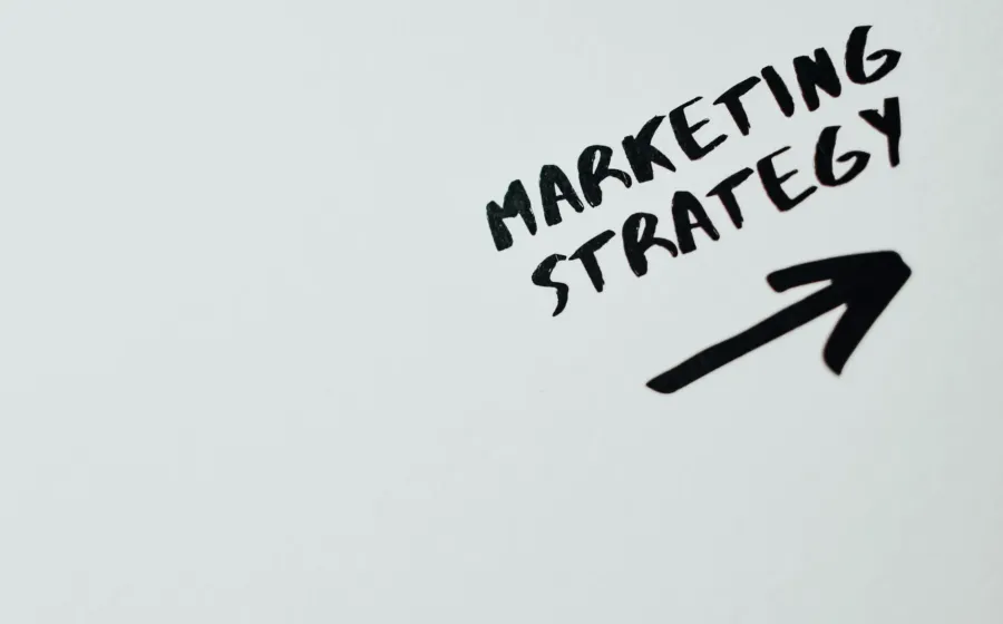 Ilustrasi strategi cara mengembangkan bisnis melalui perencanaan matang dan analisis pasar digital