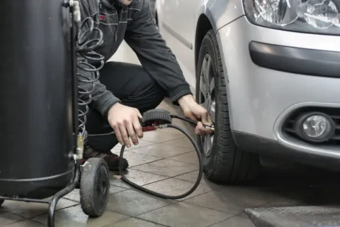 Langkah penting dalam menerapkan cara merawat ban mobil demi keselamatan berkendara di jalan raya