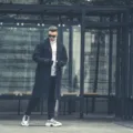 Inspirasi outfit kasual modern dengan padu padan kaos oversized dan celana kargo yang trendi