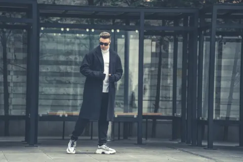 Inspirasi outfit kasual modern dengan padu padan kaos oversized dan celana kargo yang trendi