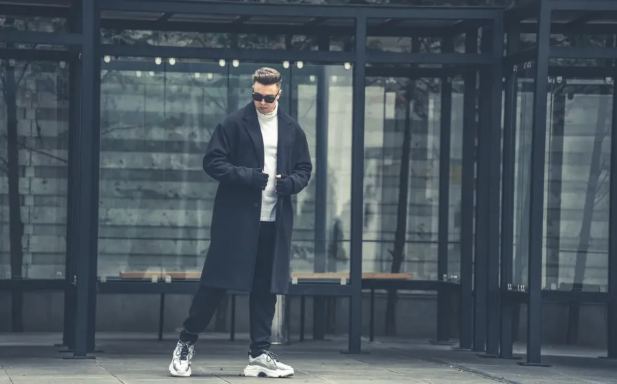 Inspirasi outfit kasual modern dengan padu padan kaos oversized dan celana kargo yang trendi