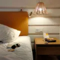 Kamar hotel minimalis yang nyaman untuk tips memilih hotel terbaik saat liburan