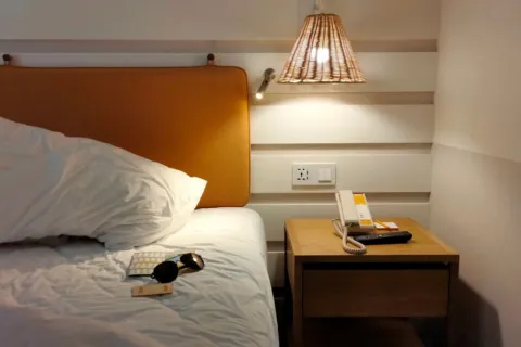 Kamar hotel minimalis yang nyaman untuk tips memilih hotel terbaik saat liburan