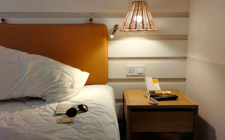 Kamar hotel minimalis yang nyaman untuk tips memilih hotel terbaik saat liburan