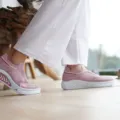 Ilustrasi tips memilih sepatu yang nyaman untuk beraktivitas harian tanpa membuat kaki pegal atau lecet