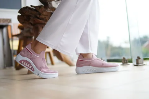 Ilustrasi tips memilih sepatu yang nyaman untuk beraktivitas harian tanpa membuat kaki pegal atau lecet
