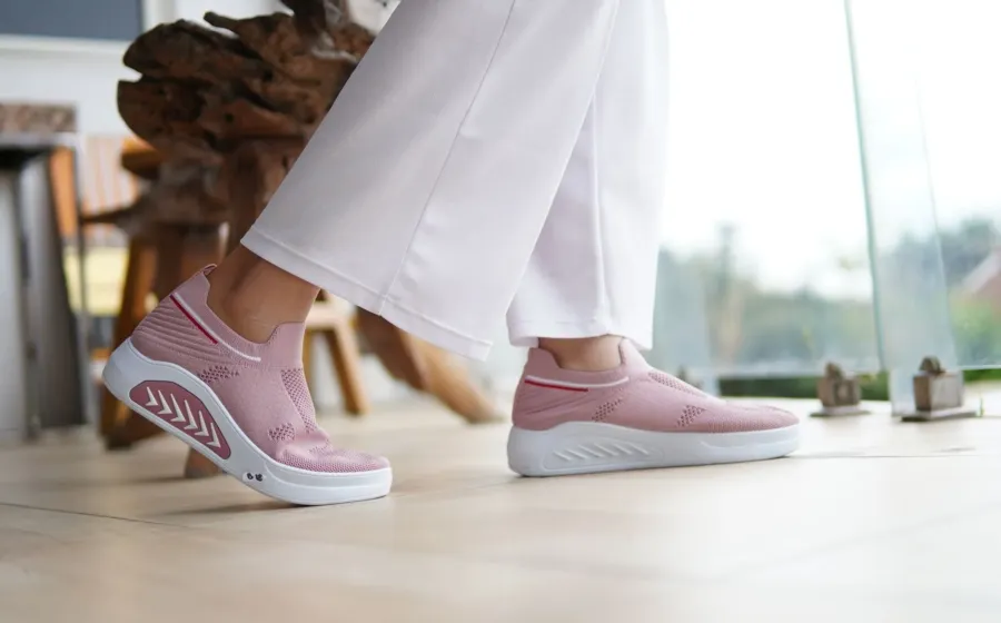 Ilustrasi tips memilih sepatu yang nyaman untuk beraktivitas harian tanpa membuat kaki pegal atau lecet