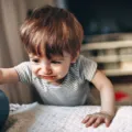 Tips menghadapi anak tantrum dengan tenang dan sabar demi menjaga kesehatan emosional si kecil