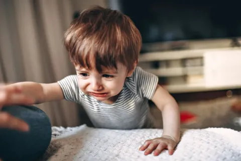 Tips menghadapi anak tantrum dengan tenang dan sabar demi menjaga kesehatan emosional si kecil