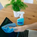 Cara merawat laptop dengan membersihkan debu pada keyboard dan ventilasi agar mesin tidak cepat panas