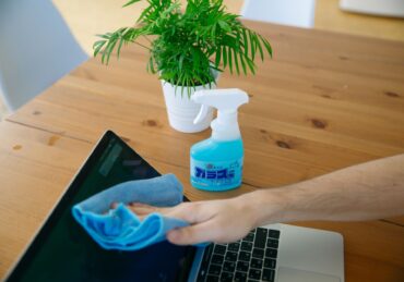 Cara merawat laptop dengan membersihkan debu pada keyboard dan ventilasi agar mesin tidak cepat panas
