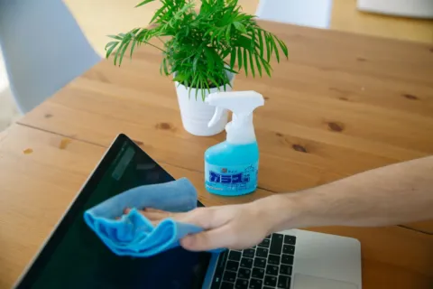 Cara merawat laptop dengan membersihkan debu pada keyboard dan ventilasi agar mesin tidak cepat panas