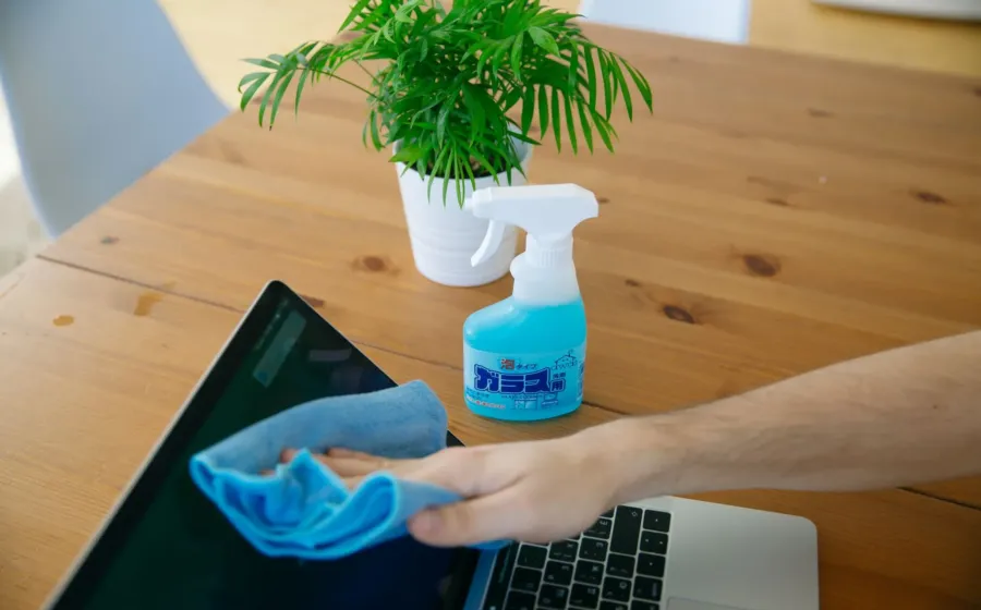 Cara merawat laptop dengan membersihkan debu pada keyboard dan ventilasi agar mesin tidak cepat panas