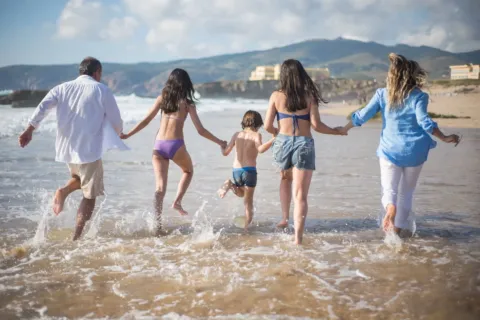 Tips wisata bersama keluarga ceria saat menikmati liburan di pantai berpasir putih