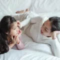 Ibu dan anak sedang mengobrol dengan ceria sebagai bagian dari cara membangun komunikasi dengan anak