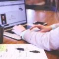 Ilustrasi cara membuat bisnis online sukses dengan merancang strategi pemasaran digital