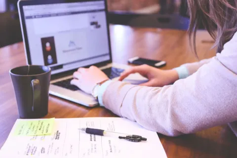 Ilustrasi cara membuat bisnis online sukses dengan merancang strategi pemasaran digital