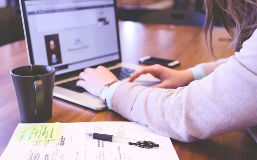 Ilustrasi cara membuat bisnis online sukses dengan merancang strategi pemasaran digital