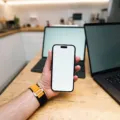 Seseorang sedang membandingkan dua gadget di toko untuk memilih perangkat sesuai kebutuhan harian