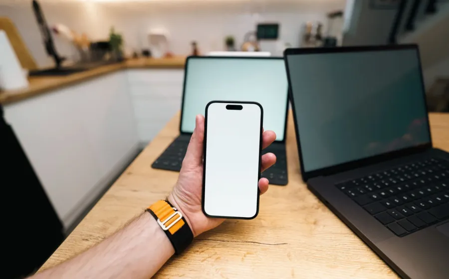 Seseorang sedang membandingkan dua gadget di toko untuk memilih perangkat sesuai kebutuhan harian