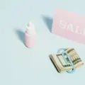 Ilustrasi cara menentukan harga produk dengan kalkulator dan catatan keuangan untuk bisnis