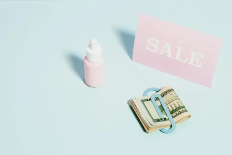Ilustrasi cara menentukan harga produk dengan kalkulator dan catatan keuangan untuk bisnis