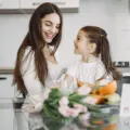 Ibu sedang berbicara dengan lembut untuk menerapkan cara mengajarkan disiplin pada anak tanpa marah