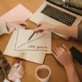 Ilustrasi strategi bisnis untuk cara meningkatkan penjualan melalui analisis grafik keuntungan dan media sosial