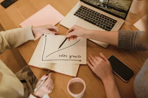 Ilustrasi strategi bisnis untuk cara meningkatkan penjualan melalui analisis grafik keuntungan dan media sosial