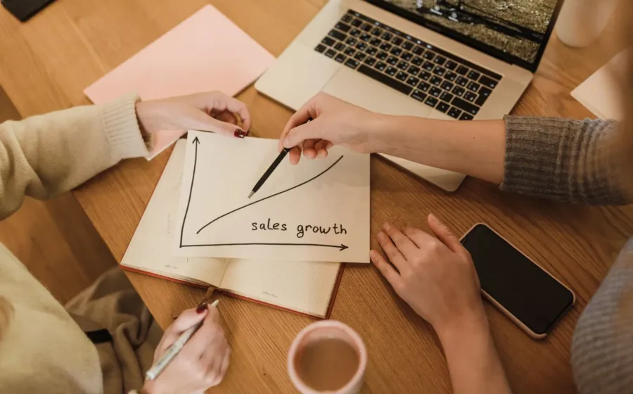 Ilustrasi strategi bisnis untuk cara meningkatkan penjualan melalui analisis grafik keuntungan dan media sosial