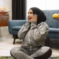 Ilustrasi gaya hidup sehat dengan buah segar dan olahraga ringan untuk cara menjaga berat badan tetap ideal