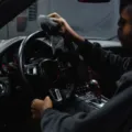Proses membersihkan interior mobil menggunakan lap mikrofiber pada bagian dasbor agar bebas debu