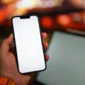 Seseorang sedang membandingkan dua gawai baru sebagai tips membeli smartphone yang tepat