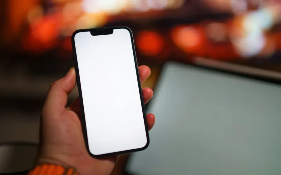 Seseorang sedang membandingkan dua gawai baru sebagai tips membeli smartphone yang tepat