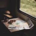 Ilustrasi tips membuat itinerary perjalanan dengan peta wisata dan catatan rencana liburan