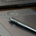 Seseorang sedang menggunakan tablet canggih dengan stylus pen untuk bekerja kreatif secara produktif