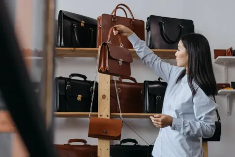 Tips memilih tas kulit berkualitas warna cokelat yang elegan untuk menunjang gaya hidup dinamis