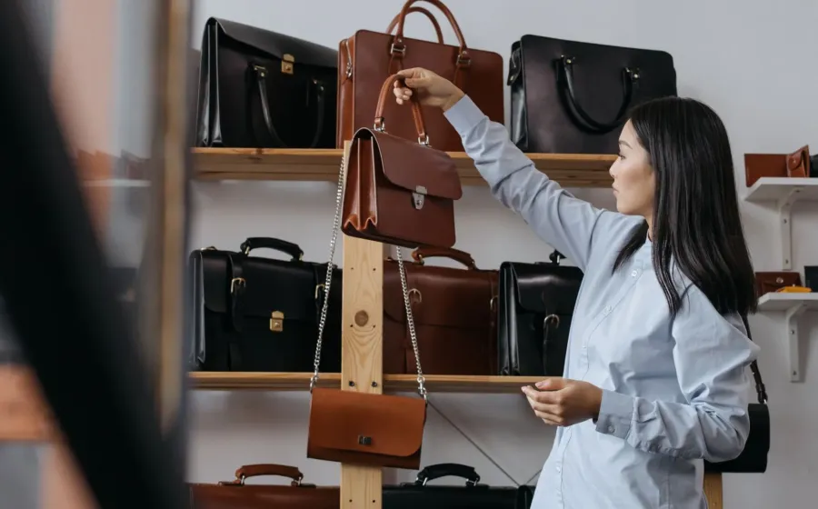 Tips memilih tas kulit berkualitas warna cokelat yang elegan untuk menunjang gaya hidup dinamis