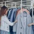 Gaya kasual tren pakaian wanita modern dengan paduan kaos dan celana longgar yang trendi