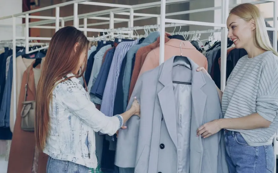 Gaya kasual tren pakaian wanita modern dengan paduan kaos dan celana longgar yang trendi