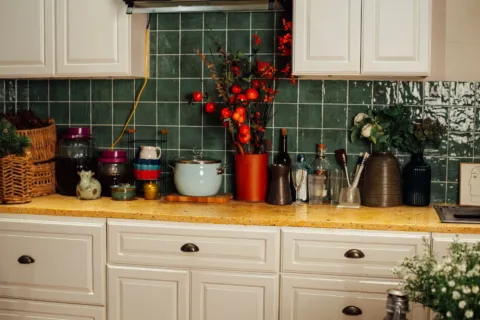 Cara membuat dapur nyaman dengan penataan stoples bumbu kaca yang seragam dan rapi