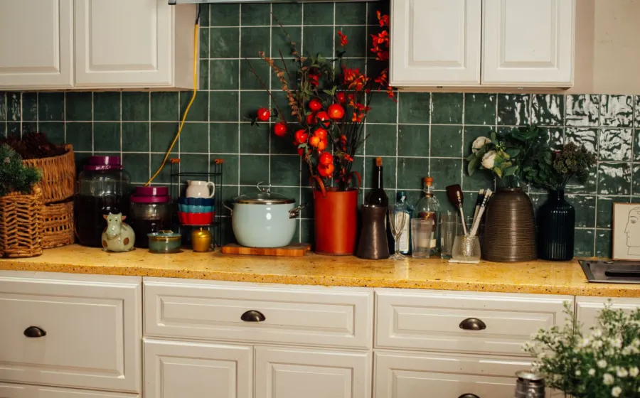 Cara membuat dapur nyaman dengan penataan stoples bumbu kaca yang seragam dan rapi