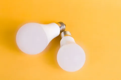Cara memilih lampu rumah dengan bohlam LED hemat energi di ruang keluarga