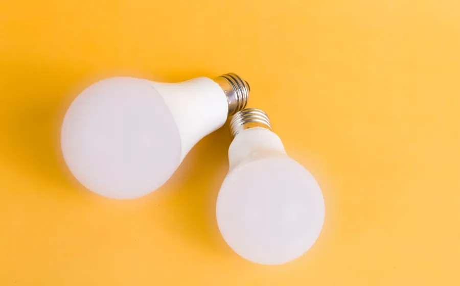 Cara memilih lampu rumah dengan bohlam LED hemat energi di ruang keluarga